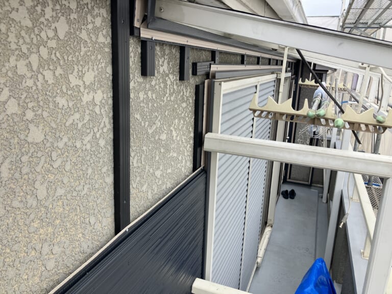 金属サイディングを張り付け