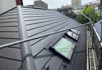 千葉県松戸市 - 長寿命の安全な屋根に！ノンアススレートをスーパーガルテクトでカバー工法