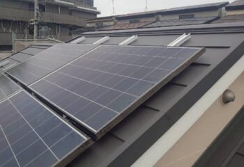 大阪府寝屋川市 - 耐久性を向上させるスーパーガルテクトへの葺き替えと太陽光パネル脱着