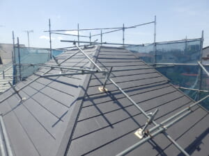 サムネイル画像 東京都練馬区 - 欠けたスレートからスーパーガルテクトへ、丈夫な屋根にカバー工法リフォーム