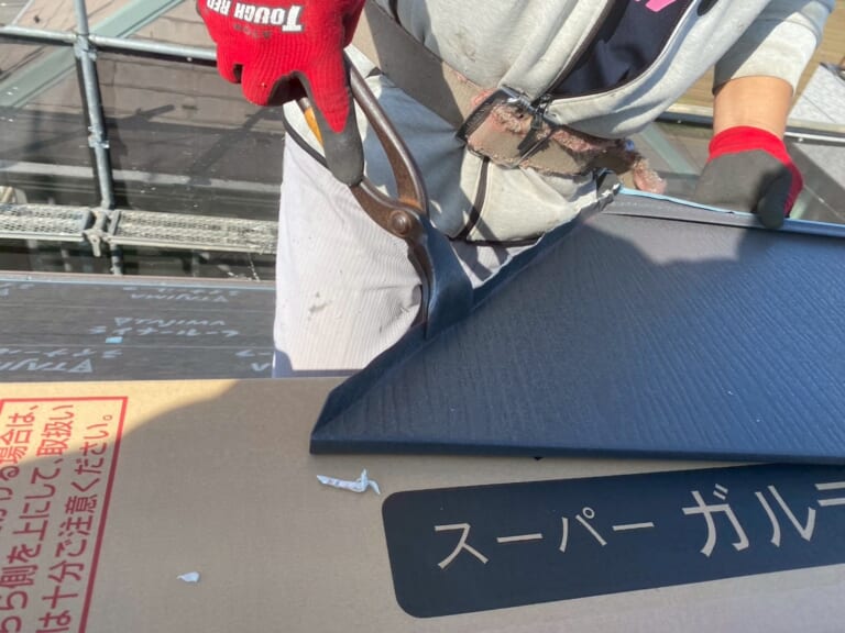 屋根材の端を立ち上げ