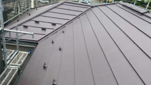 サムネイル画像 埼玉県新座市 - 穴あけ不要のシートとガルテクトで雨に強い丈夫な屋根にカバー工法リフォーム