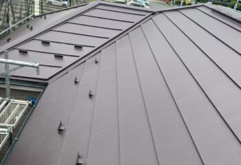 埼玉県新座市 - 穴あけ不要のシートとガルテクトで雨に強い丈夫な屋根にカバー工法リフォーム