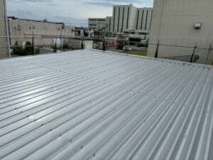 サムネイル画像 さいたま市岩槻区 -劣化した折板屋根のカバー工事