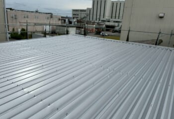 さいたま市岩槻区 -劣化した折板屋根のカバー工事