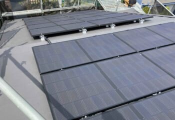 東京都杉並区 - 穴をあけずに太陽光新設！丈夫なガルテクトで支える屋根カバー工法