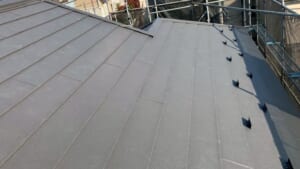 サムネイル画像 横浜市戸塚区 - 色あせスレートをガルテクトと粘着式ルーフィングでカバー工法工事