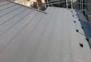 横浜市戸塚区 - 色あせスレートをガルテクトと粘着式ルーフィングでカバー工法工事