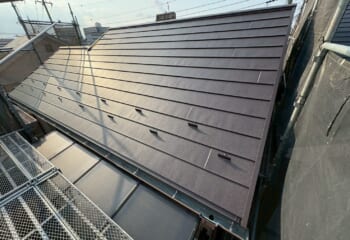 東京都足立区 - 高耐食エスヌキと軽量ガルテクトで屋根材の浮きを解決するカバー工法