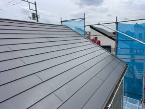 サムネイル画像 東京都杉並区-築20〜30年ノンアスベスト屋根にカバー工法でスーパーガルテクトにリフォーム＆天窓カバー工法