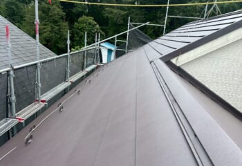 横浜市泉区 - 手頃＆高品質なテイガクルーフで劣化と雨漏りを防ぐ屋根カバー工法工事