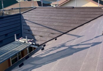 神奈川県横須賀市 - 滑落の不安を解消するガルテクト＆ニューライナーの屋根葺き替え工法