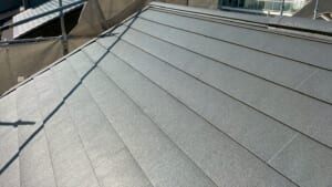 サムネイル画像 京都市上京区 - アスベスト屋根を超高耐久ガルバで刷新！カバー工法と雨どい交換工事