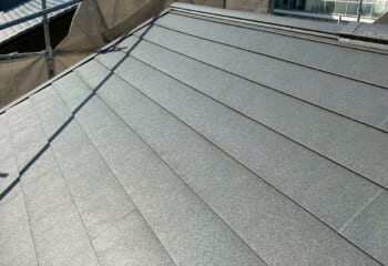 京都市上京区 - アスベスト屋根を超高耐久ガルバで刷新！カバー工法と雨どい交換工事