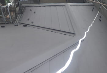 さいたま市岩槻区 - ガルテクトとニューライナーで将来コストを抑える屋根葺き替え工事