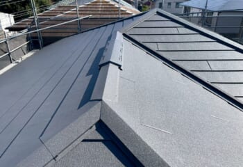 静岡県沼津市 - 瓦からスーパーガルテクトへ！新築のような外観へ屋根葺き替え工事