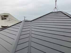サムネイル画像 横浜市港北区-築10～20年のノンアスベスト屋根をカバー工法でスーパーガルテクトにリフォーム！