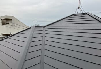 横浜市港北区-築10～20年のノンアスベスト屋根をカバー工法でスーパーガルテクトにリフォーム！