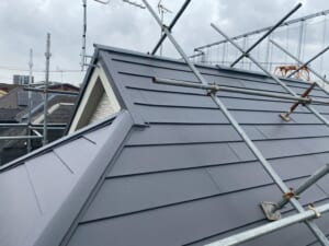 サムネイル画像 東京都葛飾区 - 築20〜30年の急勾配屋根をカバー工法で金属屋根『スーパーガルテクト』にリフォーム！