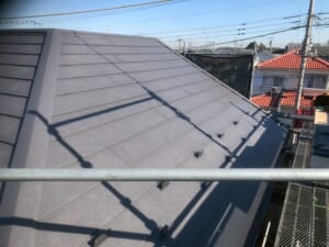 サムネイル画像 埼玉県狭山市 - 劣化したアスベスト屋根を刷新！スーパーガルテクトで美しくカバー工法
