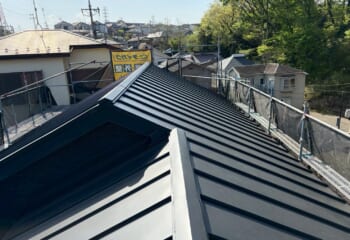 東京都町田市 - 少ない継ぎ目で雨漏り対策！立平葺きの屋根葺き替え工事と雨どい交換