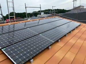 サムネイル画像 神奈川県藤沢市 - 穴をあけずに太陽光設置！横暖ルーフで美しく屋根カバー工法リフォーム