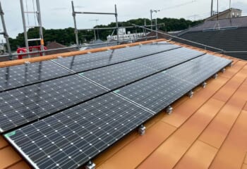 神奈川県藤沢市 - 穴をあけずに太陽光設置！横暖ルーフで美しく屋根カバー工法リフォーム