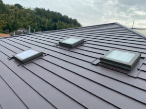 サムネイル画像 東京都町田市 - 長尺テイガクルーフと隙なし防水施工で家を守る屋根葺き替えリフォーム