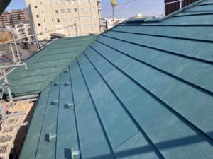 サムネイル画像 埼玉県新座市 - サビ割れスレートを映える緑屋根に！高耐久ガルテクトで劇的リフォーム