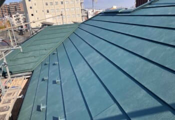 埼玉県新座市 - サビ割れスレートを映える緑屋根に！高耐久ガルテクトで劇的リフォーム