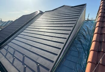 千葉県市川市 - 瓦から軽量ガルテクトへ！雨漏り解決と軽量化を実現する屋根葺き替え工法