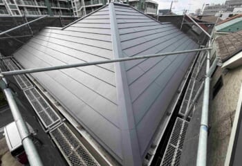 東京都江戸川区 - スレート屋根を耐久性の高いスーパーガルテクトで屋根リフォーム