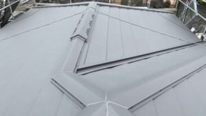 サムネイル画像 茨城県取手市 - 耐震性アップ！アスベスト屋根から軽量ガルテクトへの葺き替え工事