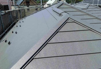 埼玉県朝霞市 - もろいスレート屋根から卒業！パネル撤去と高耐久ガルテクトによるカバー工法