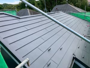 サムネイル画像 東京都青梅市 - 苔が発生したスレート屋根をスーパーガルテクトで屋根リフォーム