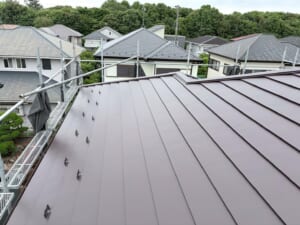 サムネイル画像 千葉県習志野市築 - 30〜40年のアスベスト入り屋根をカバー工法で金属屋根『横暖ルーフαプレミアムS』にリフォーム！