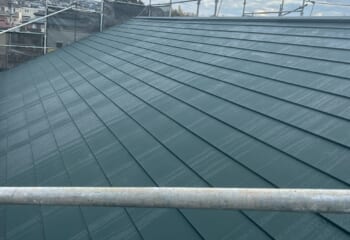 千葉市若葉区 - スレート屋根が長寿命ルーフィングとガルテクトで美しく変身するカバー工法
