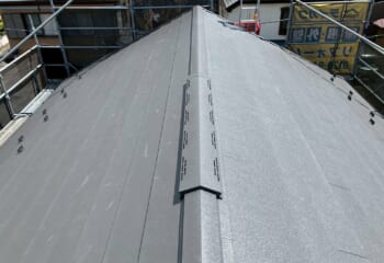 神奈川県足柄上郡 - サビ・雨跡のあるノンアス屋根をガルテクトでカバー工法と雨どい交換