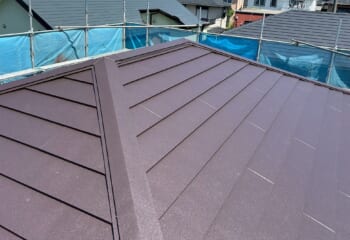 横浜市都筑区 - ひび割れた屋根を耐久性・防水性の高いテイガクルーフでカバー工法