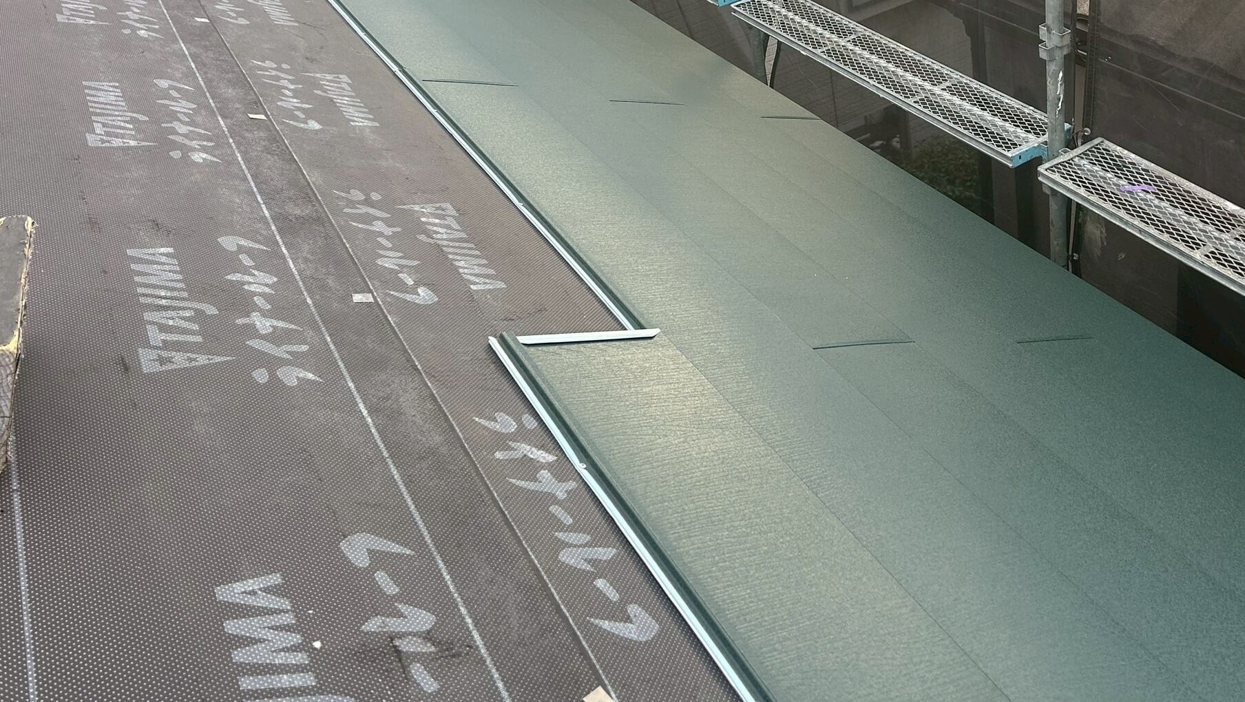 新屋根材の写真