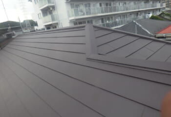 横浜市港北区 - アスベストスレートからガルテクトへ防水・耐久性を高める葺き替え工法