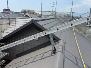 サムネイル画像 大阪府豊中市 - めくれたスレート屋根を一新するスーパーガルテクトの葺き替えリフォーム