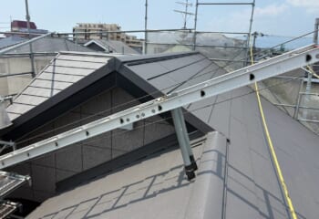 大阪府豊中市 - めくれたスレート屋根を一新するスーパーガルテクトの葺き替えリフォーム
