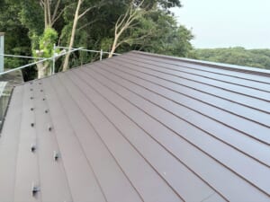 サムネイル画像 千葉県船橋市 - 築 20~30年の破損屋根をカバー工法でスーパーガルテクトにリフォーム工事！