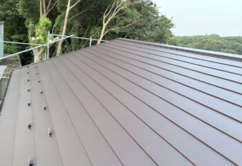 千葉県船橋市 - 築 20~30年の破損屋根をカバー工法でスーパーガルテクトにリフォーム工事！
