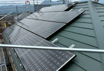 神奈川県厚木市 - ガルテクト×キャッチ工法で丈夫なパネル付き屋根にカバー工法リフォーム