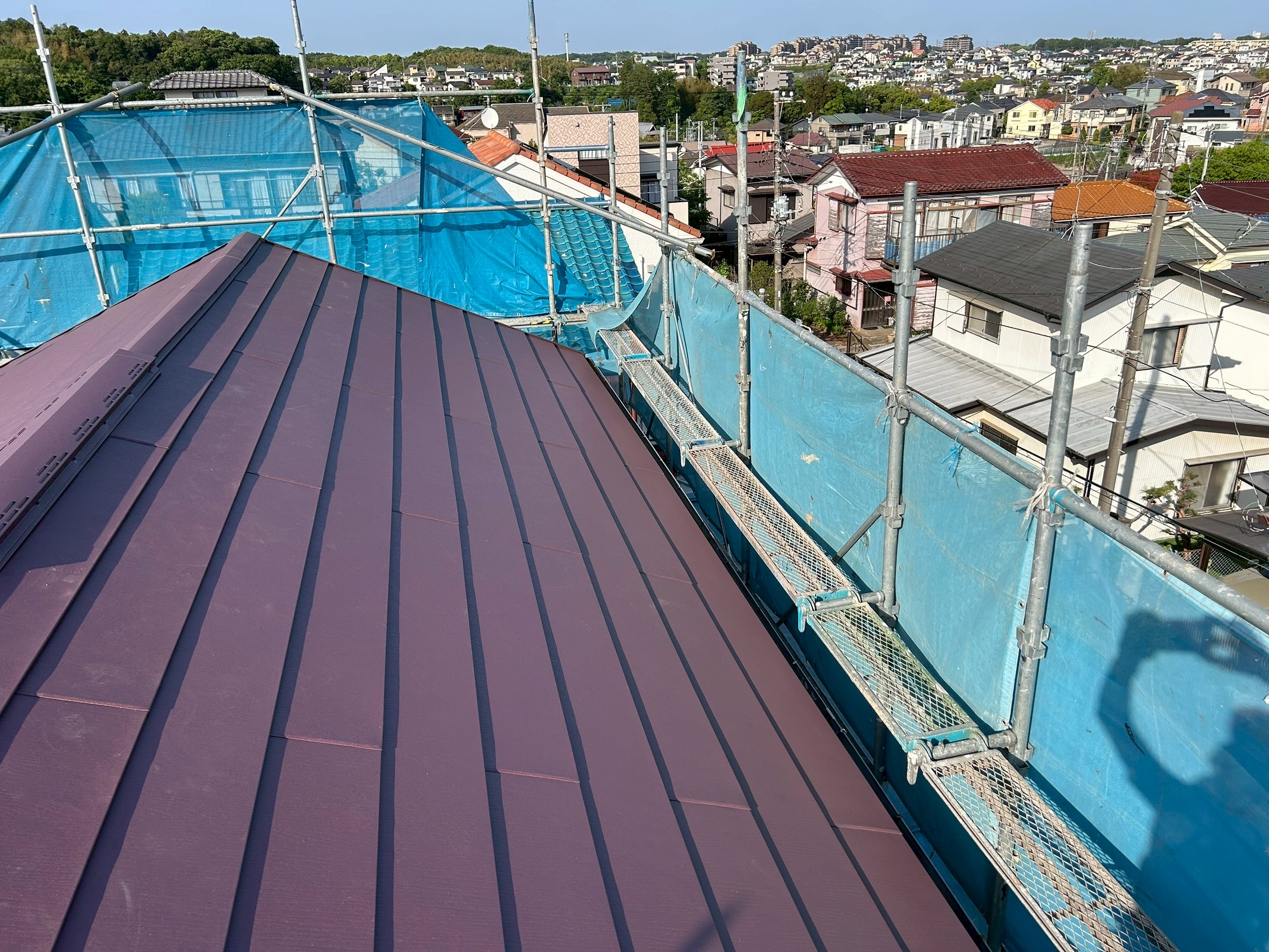 新しい屋根材を設置