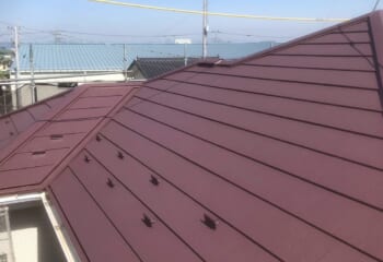 埼玉県鶴ヶ島市 - ガルテクトレッドで色あせ屋根を高耐久&高断熱にカバー工法リフォーム