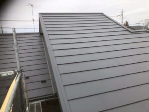 サムネイル画像 埼玉県川越市 - 劣化が激しいノンアスベストスレートを屋根カバー工法