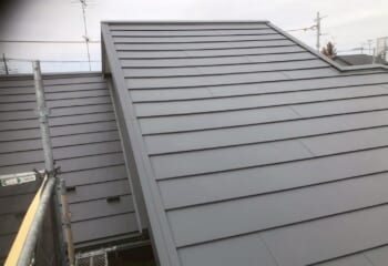 埼玉県川越市 - 劣化が激しいノンアスベストスレートを屋根カバー工法